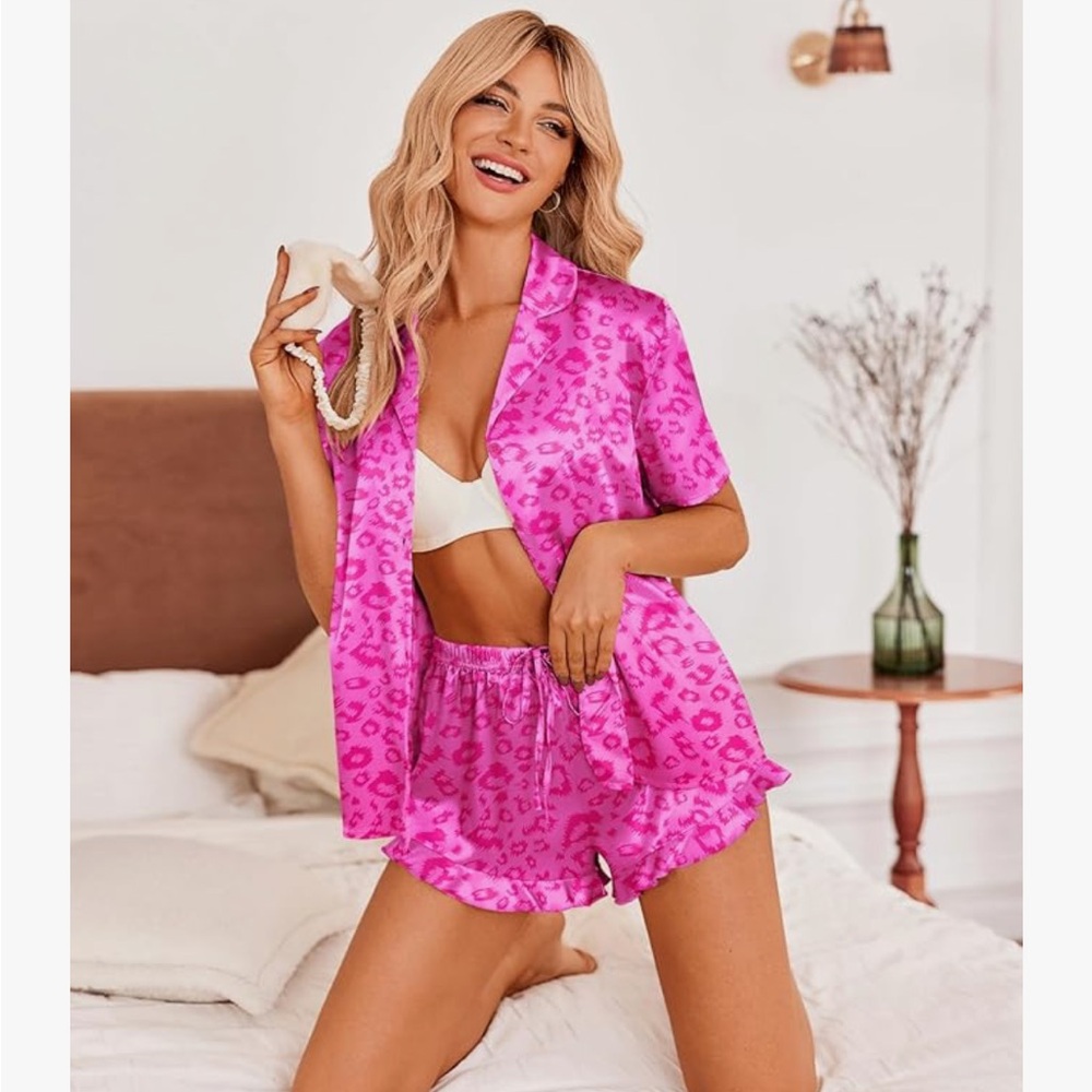 NWT Pink Leopard Print Satin Pajama Set women’s size medium